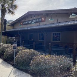 ws the outside of the restaurant