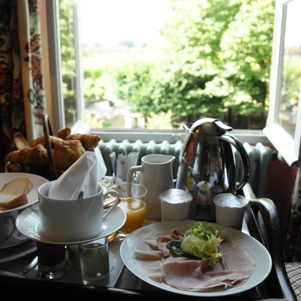 Le Vieux Logis - Our breakfast delivered to the room. - Hotels Near Me - Trémolat, 24