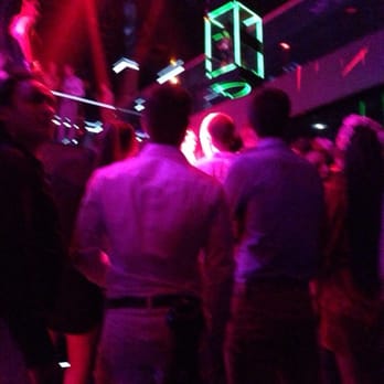 Vip Room - Les bouteilles de champagne qui descendent du plafond - Dance Clubs Near Me - Saint-Tropez, 83