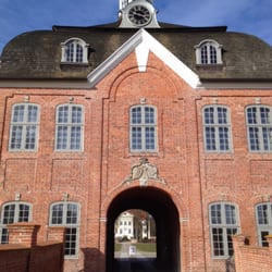 Gut Hasselburg - Das Torhaus des KulturGuts ist umgebaut worden; hier drin sind jetzt Ferienwohnungen, Appartment-Zimmer und ein Café.