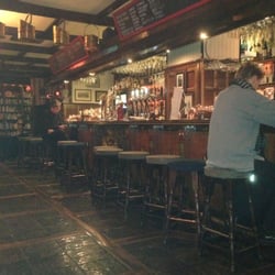 The Bishop's Arms - Vid bardisken.