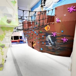 FLASHH - Kinderbereich mit sehr großen Haltern