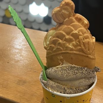 Somisomi - Custard lined Taiyaki and Oreo ice cream. Dusted with Oreo and graham cracker. - Ice Cream & Frozen Yogurt Near Me - Irvine, California Somisomi - Custard lined Taiyaki and Oreo ice cream. Dusted with Oreo and graham cracker. - Ice Cream & Frozen Yogurt Near Me - Irvine, California