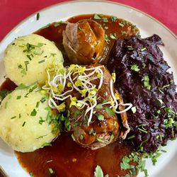 Zum Burgkeller - Roulade mit Rotkohl und Klöße