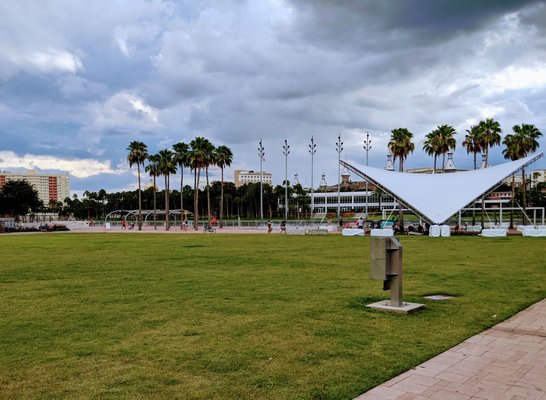 Photo of Curtis Hixon Waterfront Park - Tampa, FL, US. Curtis Hixon Waterfront Park