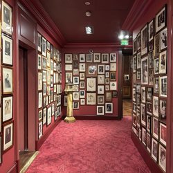 Restaurant Rote Bar - Pictures of the famous people who stayed at the hotel