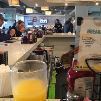 Broken Yolk Cafe - Bar area looking towards dinning area - Breakfast & Brunch Near Me - Del Mar, California
