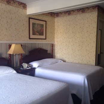 Cedar Crest Inn - Clean and comfortable with an "old school" feel. - Hotels Near Me - Camden, Maine