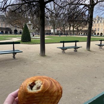 Place des Vosges - Pain au chocolate in the park - Parks Near Me - Paris, 75