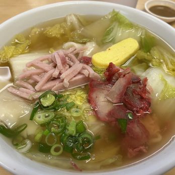 Shiro's Saimin Haven - Wun tun mein with garnishes - Hawaiian Near Me - Aiea, Hawaii