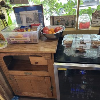 Pine Hill Motel - Main office: some complimentary snacks plus drinks available for purchase (jar behind the fridge to deposit drink money, honor system) - Hotels Near Me - Quincy, California