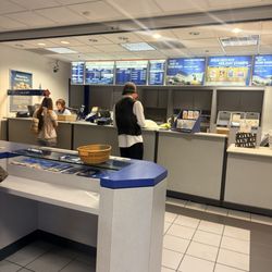 US Post Office - Front desk with 1 staff member