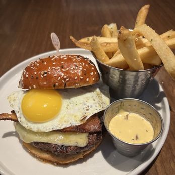 Gordon Ramsay Burger Las Vegas - Farmhouse Burger with Fried Egg and Bacon - Burgers Near Me - Las Vegas, Nevada