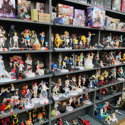 Book Off - Pearlridge Center - Figurines