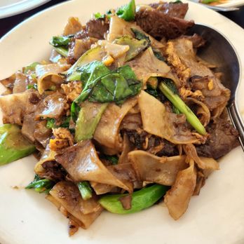 Daisy Mint - Pad see eew beef - Thai Near Me - Pasadena, California