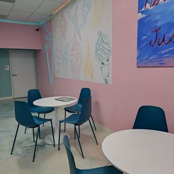 Le Creme Delight - Cute comfortable seating - Ice Cream & Frozen Yogurt Near Me - Pinellas Park, Florida