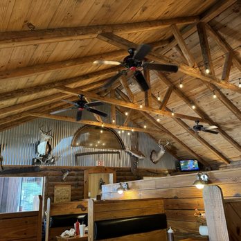 Hokies Bbq & Grill - Main dining room - American Near Me - Lucedale, Mississippi