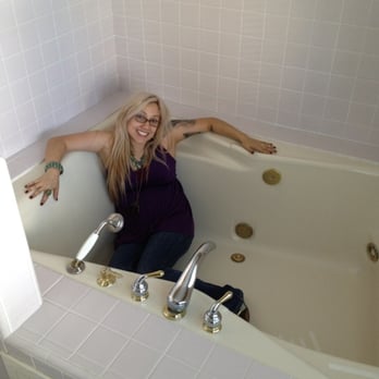 Cinnamon Bear Creekside Inn - Sarah Vaughn room tub - Bed & Breakfast Near Me - Sonoma, California Cinnamon Bear Creekside Inn - Sarah Vaughn room tub - Bed & Breakfast Near Me - Sonoma, California