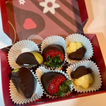 Edible Arrangements - 6 count free birthday gift - Gift Shops Near Me - Warren, Michigan Edible Arrangements - 6 count free birthday gift - Gift Shops Near Me - Warren, Michigan