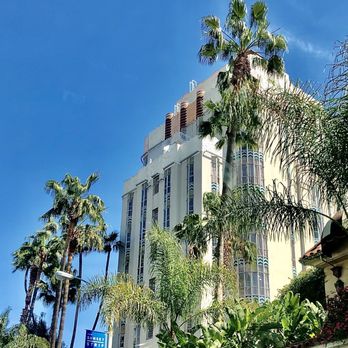 Tower Bar - restaurant is located inside this 1920's Art Deco style vintage Sunset Tower Hotel on Sunset Bl/Kings Rd - New American Near Me - Los Angeles, California Tower Bar - restaurant is located inside this 1920's Art Deco style vintage Sunset Tower Hotel on Sunset Bl/Kings Rd - New American Near Me - Los Angeles, California