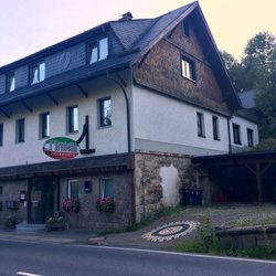 Café u. Pizzeria i fratelli - Unscheinbar im Schatten der Berge und im Funkloch ein Geheimtipp für alle Pizza-Freunde. Wirklich lecker und zum fairen Preis.