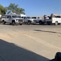 Riverland Rv Resort - All these work trucks leave early in the morning.