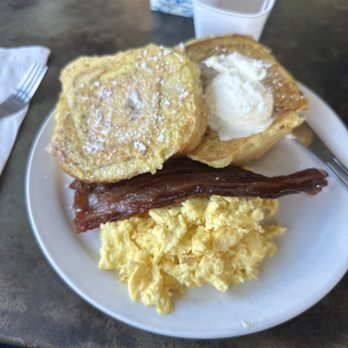 Kihei Caffe - Cinnamon roll French toast 2-2-2 - Hawaiian Near Me - Kihei, Hawaii