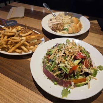 BJ's Restaurant & Brewhouse - ahi tuna salad, chicken sandwich, Alfredo pasta - New American Near Me - Montebello, California