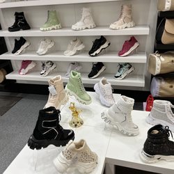 Maria E Shoes - Women's side retro, futuristic looking shoes. That white one there in the table speaks to me O_o