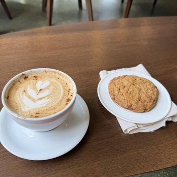 Big Shoulders Coffee - Latte and cookie - Coffee & Tea Near Me - Chicago, Illinois
