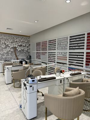 World Nails & Spa