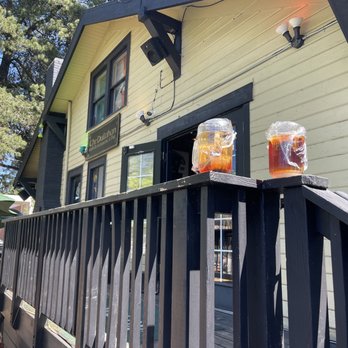 The Dullahan Irish Pub - Outside seating - Pubs Near Me - Lake Oswego, Oregon