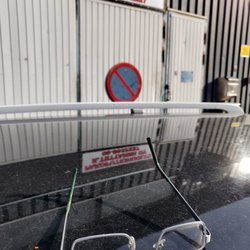 Pakoputkihuolto R. Tiittanen - Broken glasses after assault