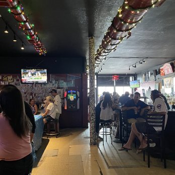 Nisei Lounge - People drinking beer - Dive Bars Near Me - Chicago, Illinois Nisei Lounge - People drinking beer - Dive Bars Near Me - Chicago, Illinois