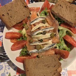 Large salad with anchovies and smoked salmon