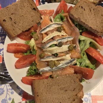L'Épicerie - Large salad with anchovies and smoked salmon - Bistros Near Me - Lyon, 69