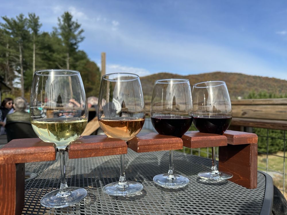 Quièvremont Vineyard & Winery Logo