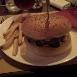 Jalapeño - Hamburger Jalapeño con peperoncini Jalapeño e patatine di accompagnamento. 11,50 €