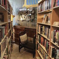 Full Circle Book - Little seat in between shelves