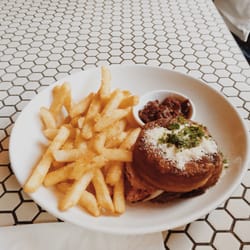Brewtown Newtown - Elvis Burger served with chips and relish