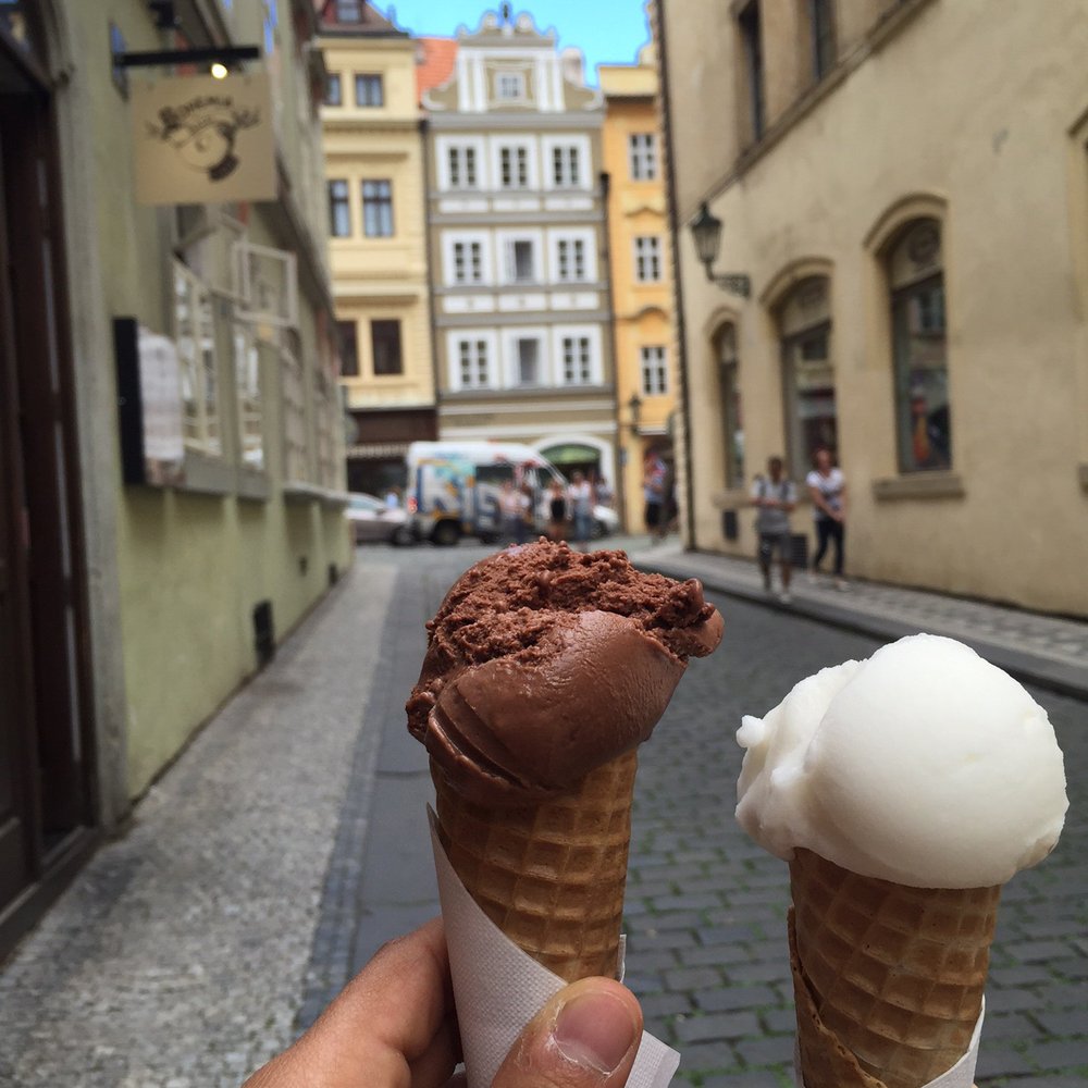 Chocolate and vanilla scoops