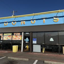Heavenly Donuts - Outside of store