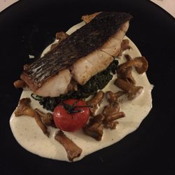 Chez Philippe - Le pavé d'Ombrine sur sa tombée d'Épinards & sa Poêlée de Girolles Fraîches