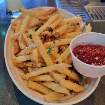 Two Tides Bar - Truffle fries - Bars Near Me - Honolulu, Hawaii