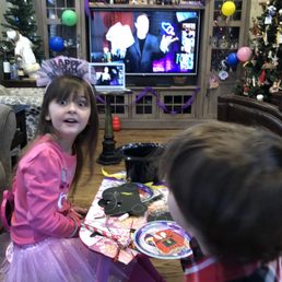 Caroline amazed by the trick