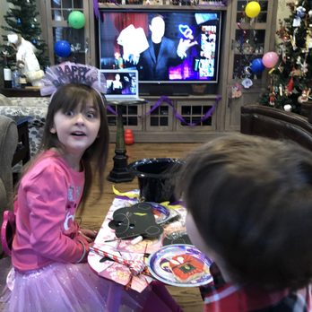 Michael Stellman - Unique Magic Entertainment - Caroline amazed by the trick - Magicians Near Me