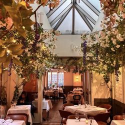 Sarabeth's Central Park South - This place gives vibrant garden.