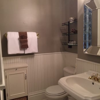 Edwards House - Decent sized bathrooms and very well stocked with amenities that you would need! - Hotels Near Me - Fort Collins, Colorado