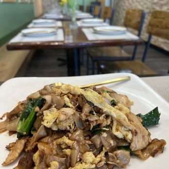 Golden Spoon - Pad See Ew chicken - Thai Near Me - Manteca, California Golden Spoon - Pad See Ew chicken - Thai Near Me - Manteca, California