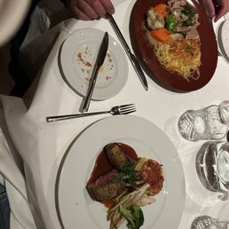 On the left it was Zürcher Geschnetzeltes) and on the right was Lamb Chops with pesto, potatoes and vegetables.